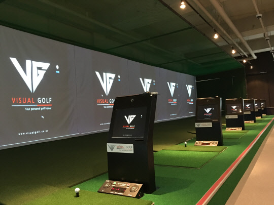 스크린골프 브랜드 비주얼골프가 '박인비 효과'로 스크린 골프에도 관심이 고조되고 있다고 25일 밝혔다. 스크린골프 업계는 박인비 효과로 인해 '제2 르네상스'까지 점치고 있다. 실제로 이러한 관심은 골프 동호인은 물론 골프 문외한까지 관련 장비에 대한 관심으로 이어지며 가시적인 소비자 반응으로 나타나고 있다. 스크린타석 골프 브랜드 비주얼골프의 경우, 골프 실력 상승을 모토로 한 스크린타석 트레이닝 시스템의 대중화를 모토로 꾸준히 국내외 시장에서 관련 시스템과 장비를 개발 유통해 왔다는 점에서 이번 금메달 이슈의 직접적인 수혜를 기대하고 있다. 비주얼골프 제공